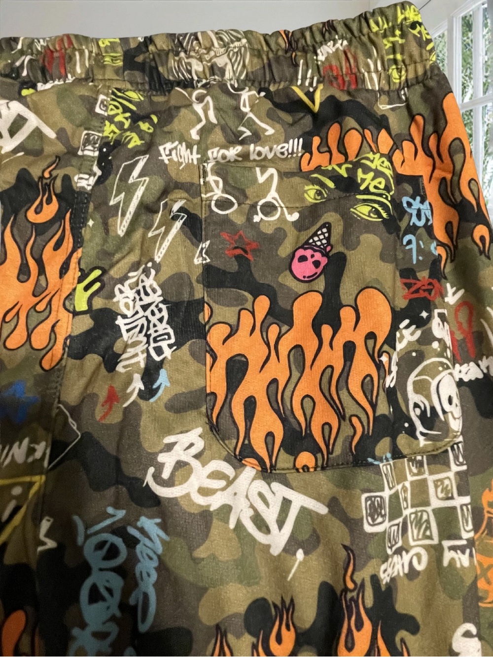 FRESH PRINTS OF BEL-AIR Men’s Camo Graffiti Joggers XL NWT Streetwear Flames - Picture 6 of 13